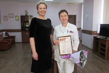 Депутаты поздравили сотрудниц оренбургских больниц
